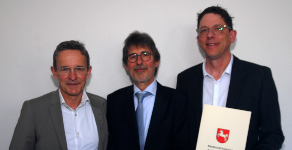 Portrait des Präsidenten des Landesarbeitsgerichtes Mestwerdt mit dem Direktor des Arbeitsgerichtes Göttingen außer Dienst Achim Schlesier und dem neuen Direktor des Arbeitsgerichtes Göttingen Cornelius Kroeschell